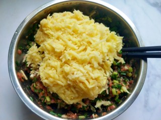 11、懒人版土豆馅饼,土豆挤干水分,放入肉馅中。