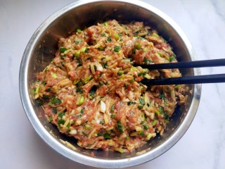 12、懒人版土豆馅饼,搅拌均匀。