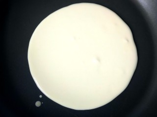 13、懒人版土豆馅饼,开小火,平底锅舀入两勺面糊。