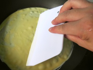 14、懒人版土豆馅饼,用刮板刮平刮薄。