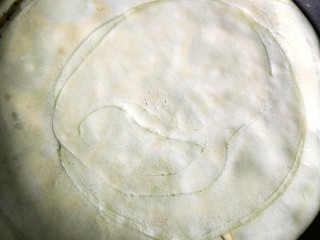 15、懒人版土豆馅饼,有气泡鼓起来的时候翻一面。