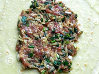 16、懒人版土豆馅饼,饼皮上放上肉馅。