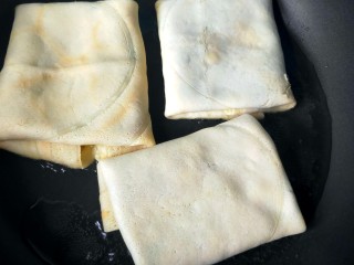 18、懒人版土豆馅饼,平底锅刷油,放入包好的馅饼。