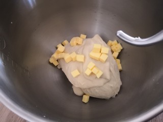 3、椰蓉吐司,加入黄油继续揉