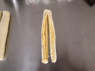 11、椰蓉吐司,用刀从中间划开。