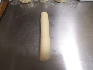 10、椰蓉吐司,将面团卷一起，收口捏紧。