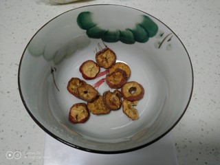 1、健脾养胃粥,山楂准备好