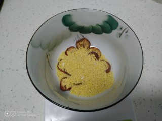 2、健脾养胃粥,加入小米