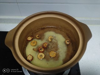 3、健脾养胃粥,淘洗干净放入锅中