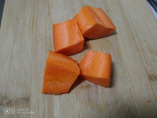 5、健脾养胃粥,胡萝卜切滚刀块