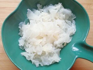 1、紫薯银耳粥,银耳提前泡发，洗干净撕碎。