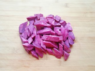 2、紫薯银耳粥,紫薯去皮洗干净切成小块。