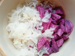 3、紫薯银耳粥,将准备好的银耳和紫薯一起放进砂锅里。