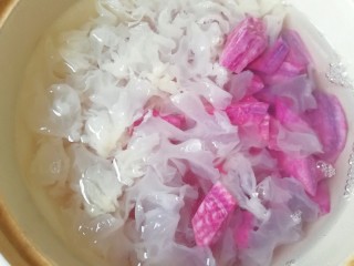 4、紫薯银耳粥,加入纯净水烧开。