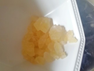 5、紫薯银耳粥,加入黄冰糖，小火煮至汤汁浓稠（大概需要半个小时左右）。