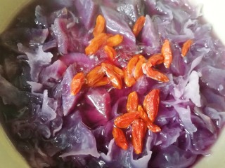 6、紫薯银耳粥,放入洗干净的枸杞。