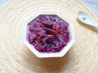 7、紫薯银耳粥,继续小火煮5分钟关火出锅。