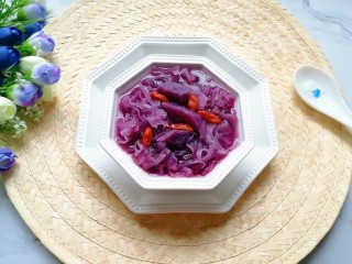 9、紫薯银耳粥,美容养颜又好喝。