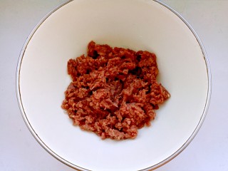 2、牛肉酱,剁成肉末。