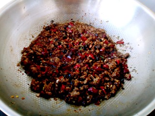 11、牛肉酱,加入生抽、适量盐和糖炒匀。