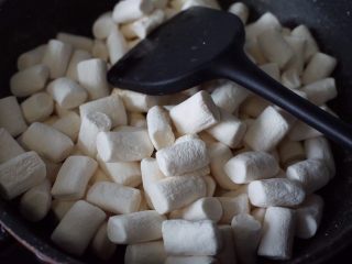 4、奥利奥雪花酥,然后放入棉花糖小火融化，用锅铲与黄油翻拌均匀