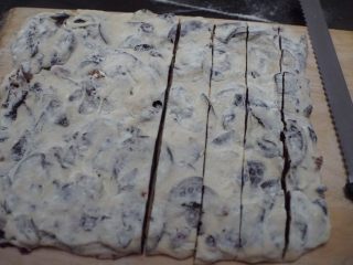 10、奥利奥雪花酥,最后用面包刀切成小方块，密封包装