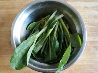 13、时蔬炒刀削面,油菜洗净备用。