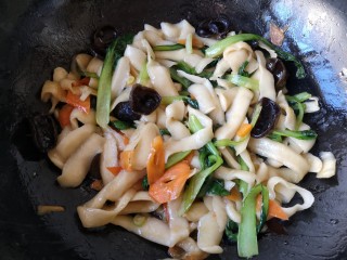 20、时蔬炒刀削面,大火翻炒均匀即可。