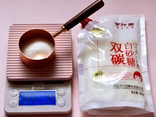 1、酥得掉渣的芝麻桃酥,先把白砂糖称重，听说甘汁园双碳白砂糖是无硫的比较健康，而且不容易变色，特别好溶解，再把其它所有的食材都称重备用。
