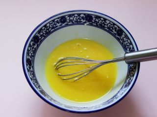 4、酥得掉渣的芝麻桃酥,用手动打蛋器，把所有的食材搅拌至均匀，看见所有的食材完全融合后。