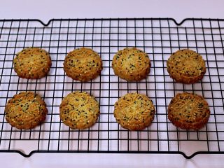 13、酥得掉渣的芝麻桃酥,香酥可口的桃酥出炉咯，戴上隔热手套取出烤盘，放到架子上面放凉即可食用咯。