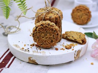 14、酥得掉渣的芝麻桃酥,真的是酥得掉渣渣哟。