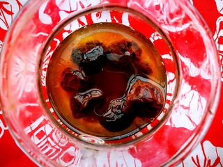 2、塑身美颜夏季酸梅汤&姜汁撞奶,那么午后呢，当然是来一杯酸梅汤了。乌梅性温，敛肺涩肠，生津止渴，中药房有售，很便宜的。