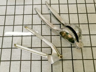 8、塑身美颜夏季酸梅汤&姜汁撞奶,准备一把榨蒜器或用纱布榨汁。榨蒜器超市有售，网上也有卖的。将姜去皮，用榨蒜器榨汁20ml。