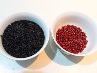 1、黑米红豆粥,准备食材:黑米和红豆