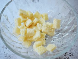 3、芝士焗吐司,取一个大碗：放入吐司