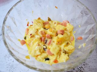 7、芝士焗吐司,加入即食燕麦、三色葡萄干，搅拌均匀