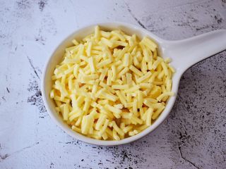 9、芝士焗吐司,再撒上芝士