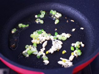 4、茄汁酸汤鸡蛋面,热油爆香葱蒜末。