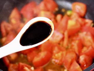 7、茄汁酸汤鸡蛋面,加入生抽调味调色。