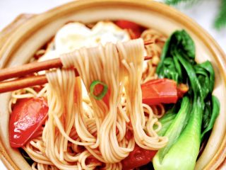 14、茄汁酸汤鸡蛋面,汤汁味浓郁，热乎乎的吃上一口爽歪歪。