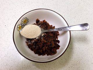 4、奶香红糖大馒头,在红糖里加入酵母