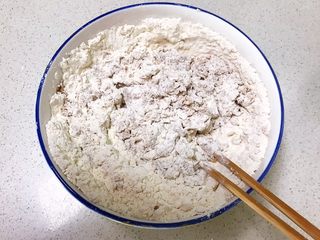 8、奶香红糖大馒头,边倒边搅拌