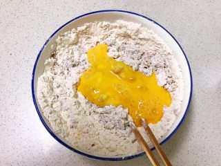 9、奶香红糖大馒头,加入鸡蛋液