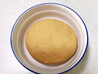 10、奶香红糖大馒头,揉成光滑的面团盖上保鲜膜饧发至一倍大