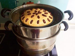 17、奶香红糖大馒头,把模具放入锅中