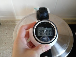 5、自制红豆沙,高压锅上气后 压30分钟 关火 自然排气后 打开盖子。