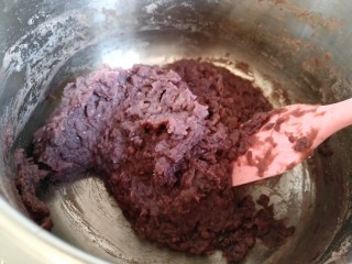 11、自制红豆沙,豆沙炒至翻拌有阻力 有点抱团时 看不到多余水份 基本就差不多了。