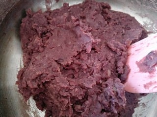 12、自制红豆沙,也可以盛一点点尝一下 吃到嘴里沙沙的 不水 就可以了 像这样就可以关火了。