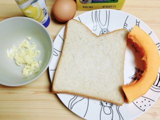 1、南瓜烤吐司布丁,一盘南瓜牛奶香气四溢的牛奶